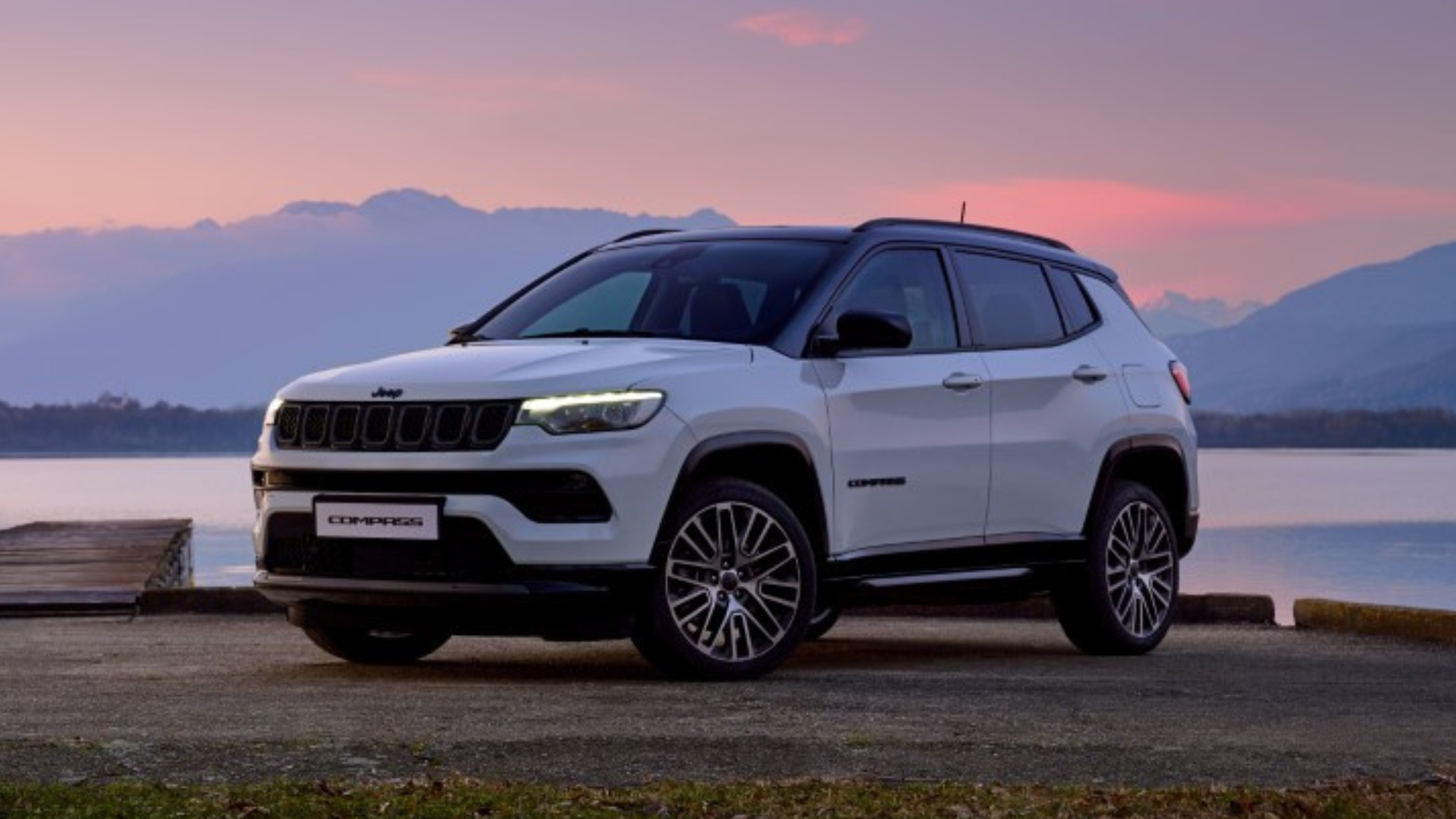 Jeep Compass weiß stehend