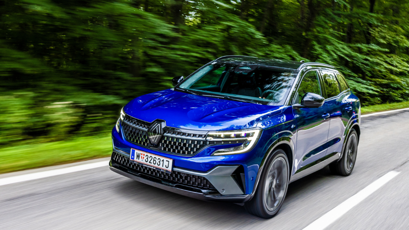 Renault Austral in blau fahrend
