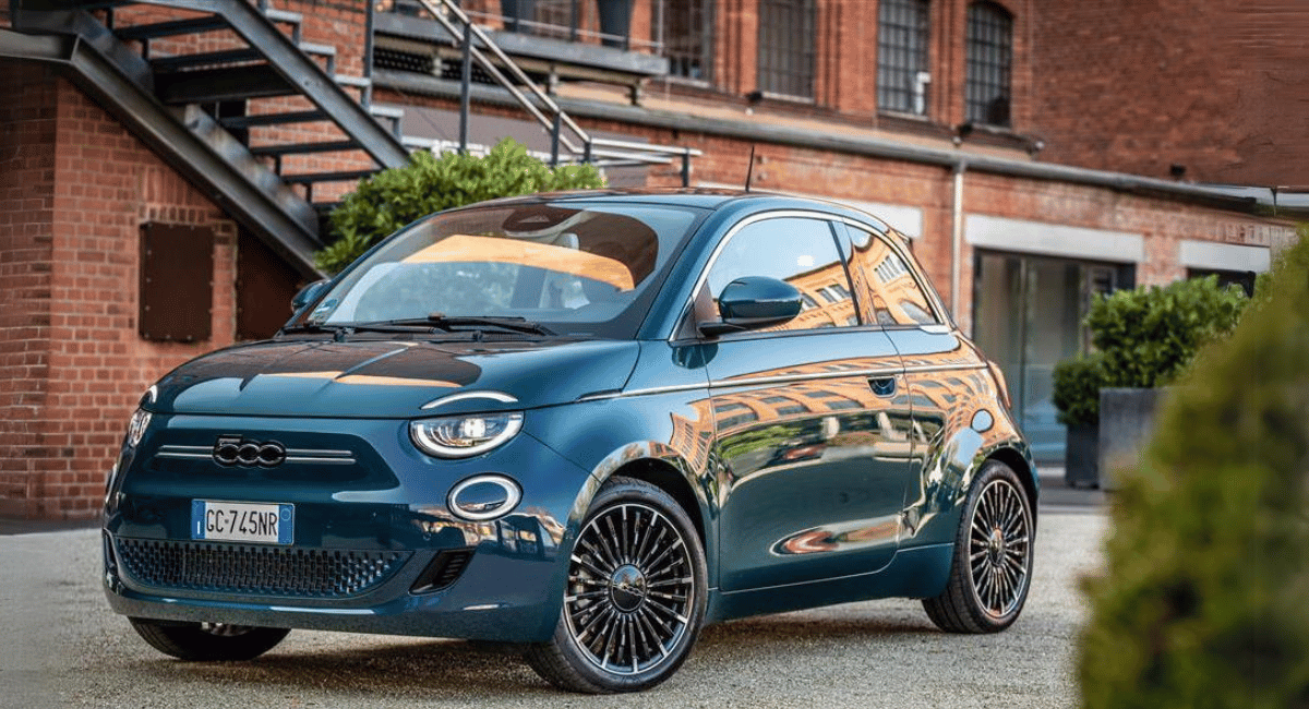 blaugrüner Fiat 500 Elektro (c) Fiat
