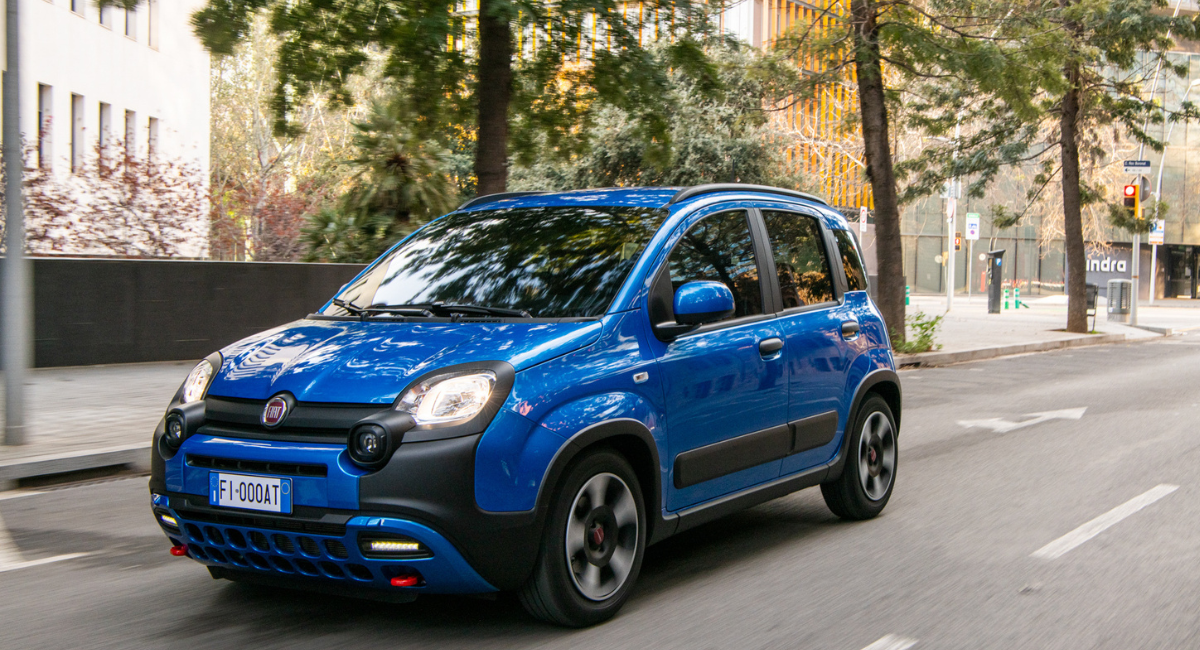 Blauer Fiat Panda auf der Straße (c) Fiat