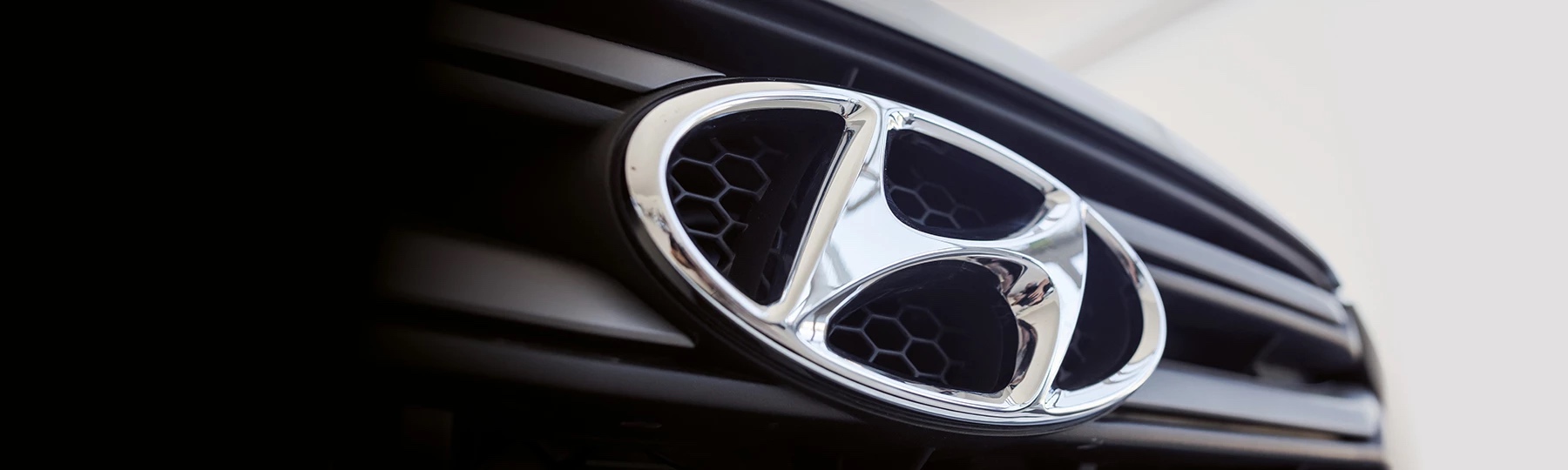 Hyundai Logo auf Auto-Kühlergrill