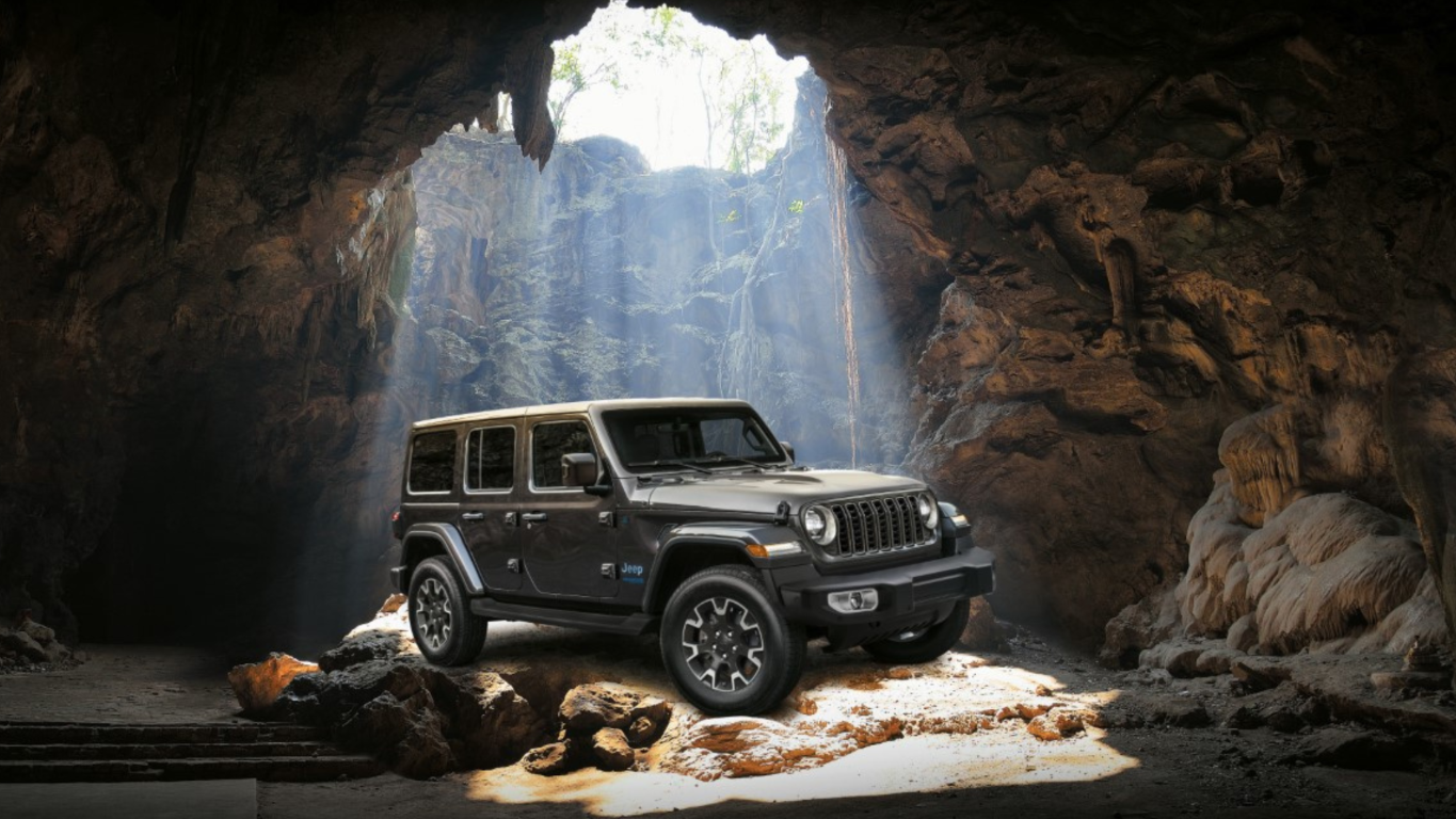 Jeep Wrangler in grau in einer Höhle