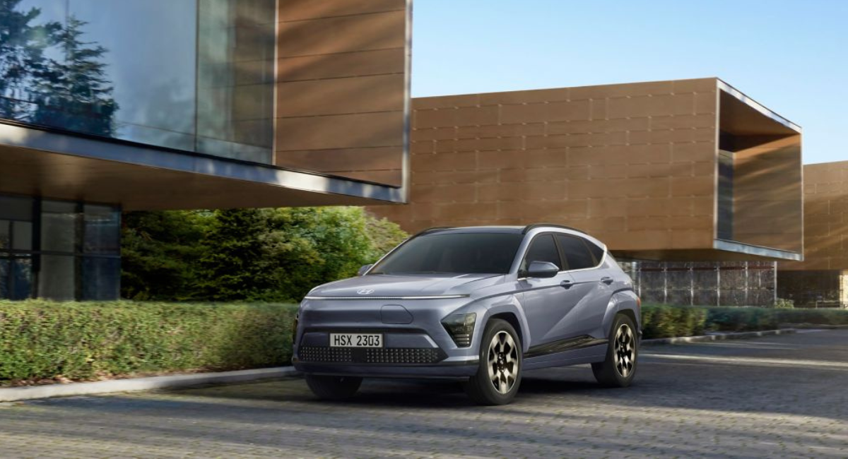 Hyundai Kona Elektro in Grau vor einem Haus (c) Hyundai