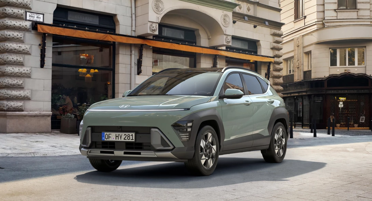 Hyundai Kona Hybrid fährt durch die Stadt (c) Hyundai