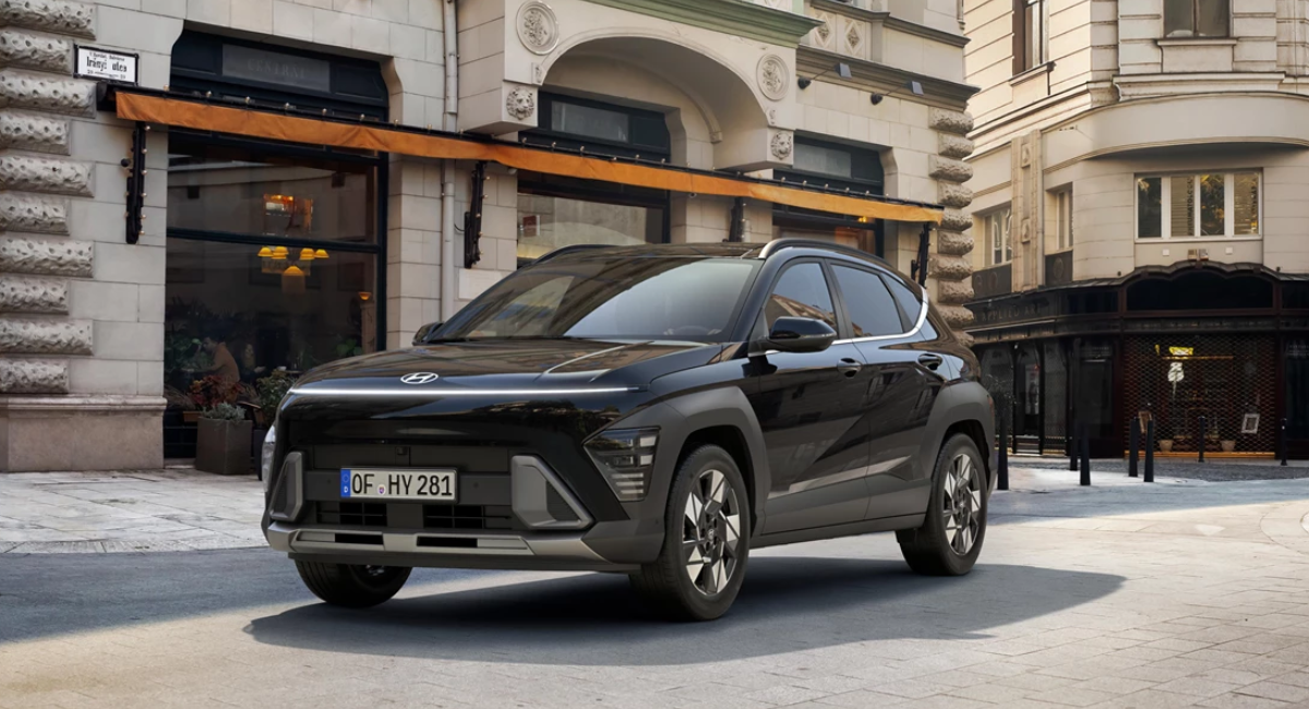 Schwarzer Hyundai Kona fährt durch die Stadt (c) Hyundai