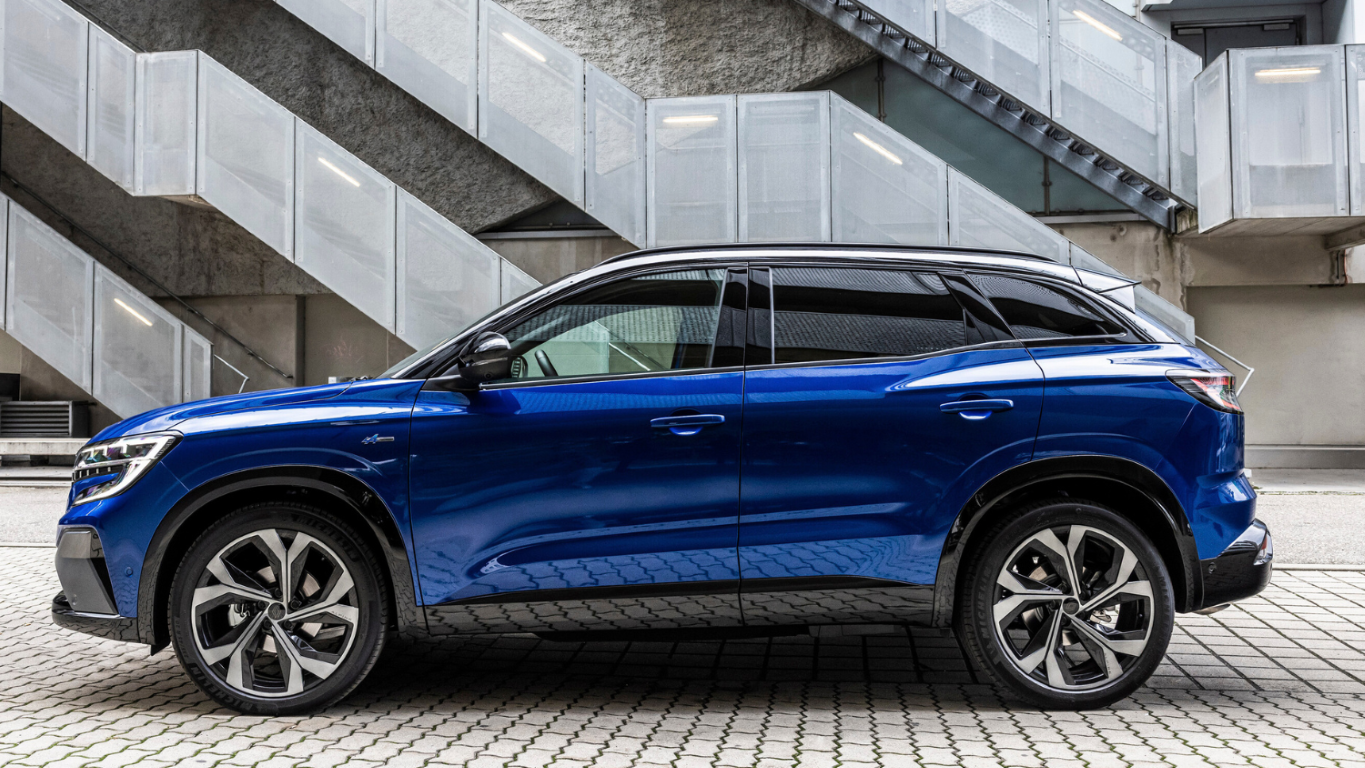 Renault Austral in blau von der Seite zusehen