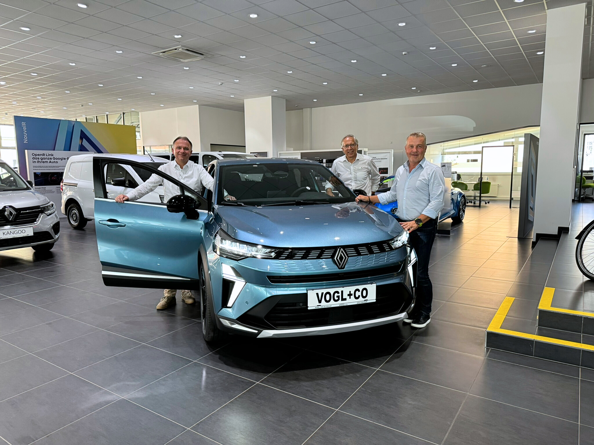 Renault Symbioz_in der Halle mit Team