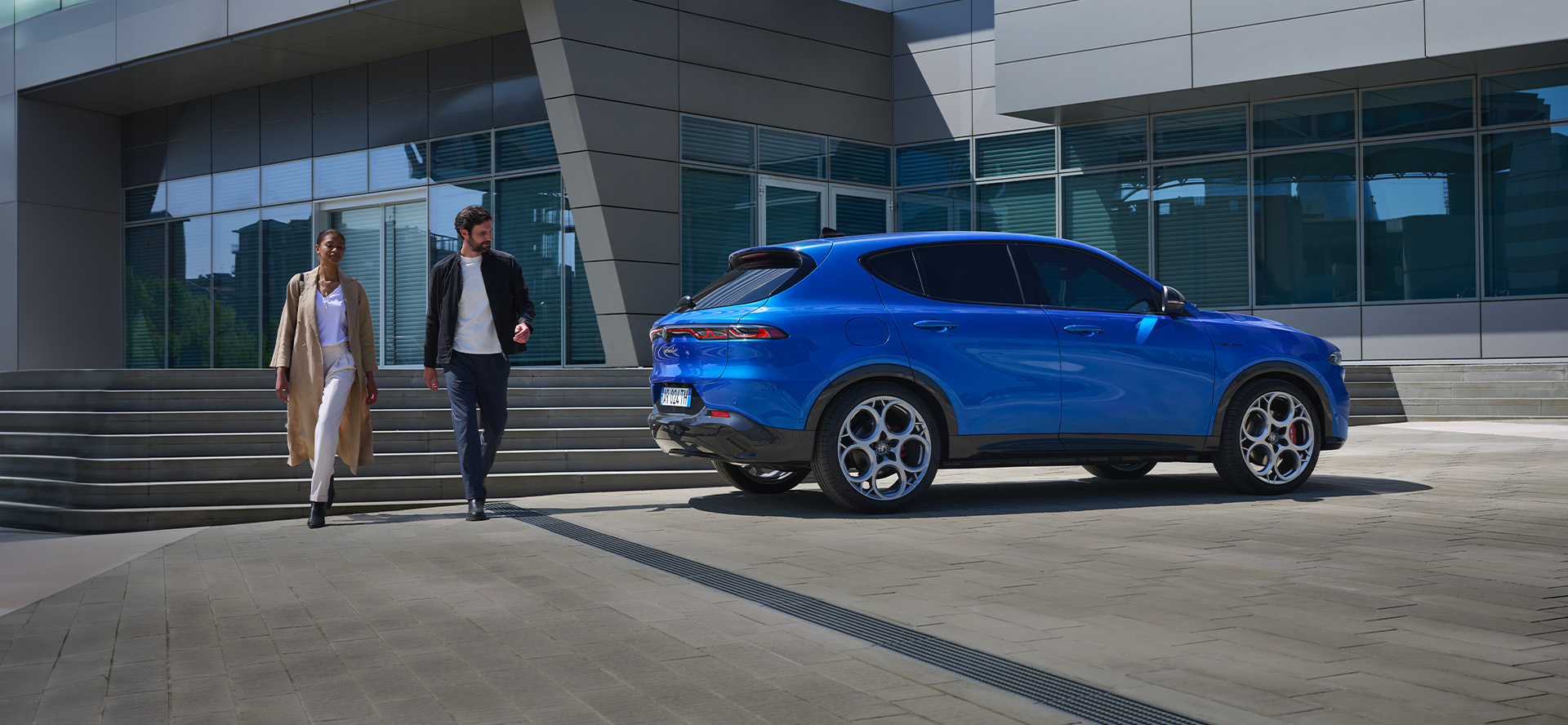 Vogl-und-Co-Alfa-Romeo-Tonale-Blau-Stadt