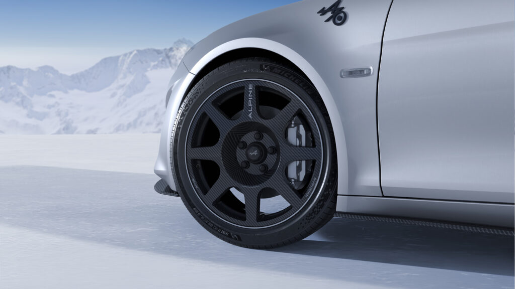 Alpine A110 R70 mit leichten Carbon-Rädern