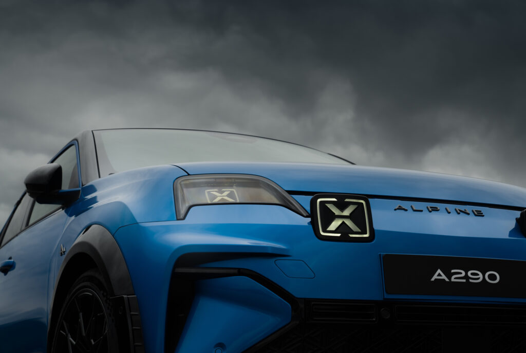 Alpine A290 Vorderansicht mit X-Leuchten