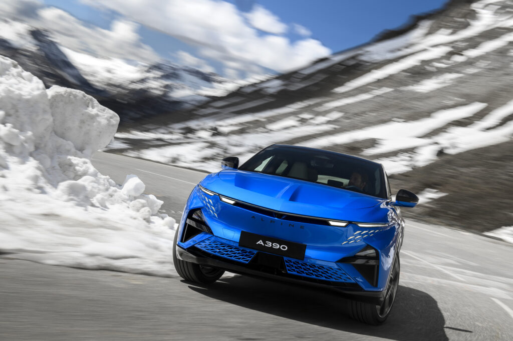 Alpine A390 in Blau bei einer Bergfahrt