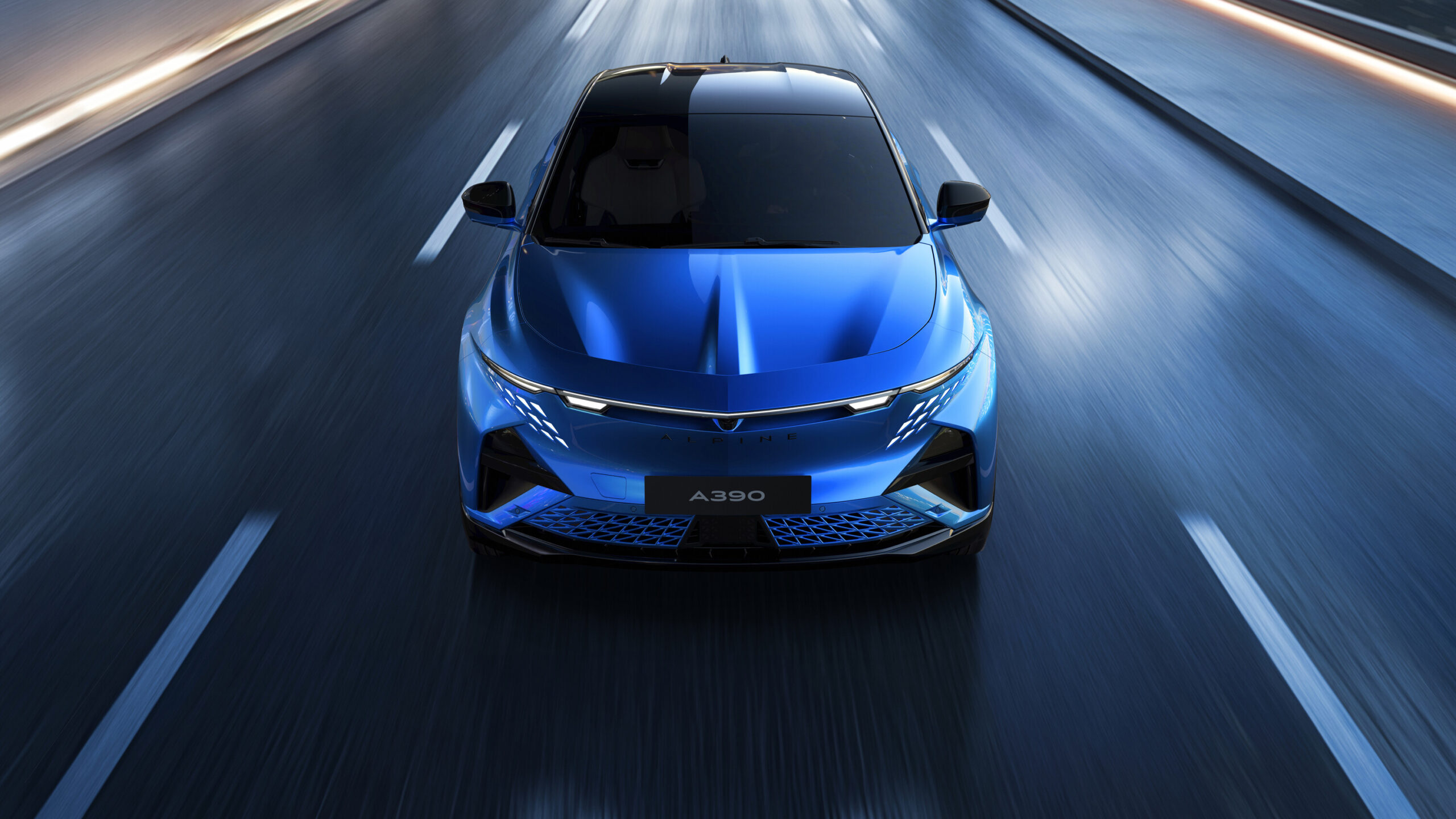 Alpine A390 GTS Vorderansicht in Fahrt auf der Straße