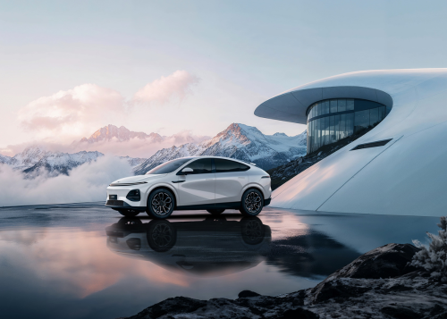 XPENG - G6 in Arctic Weiß vor einem futuristischem Gebäude