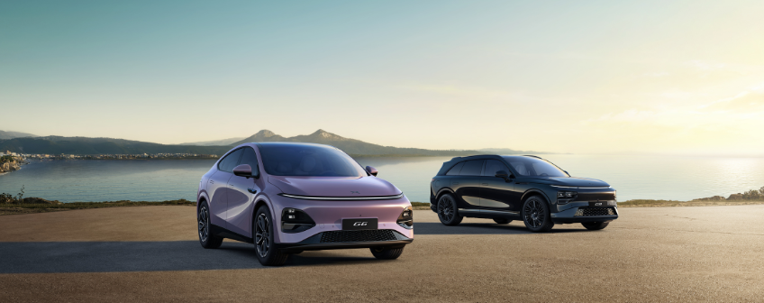 XPENG G6 und G9 Elektro-SUVs bei Vogl+Co Graz vor einem Strand mit blauem Himmel