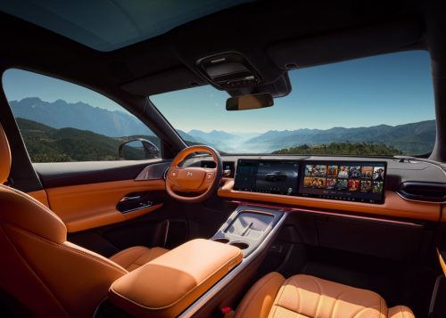 XPENG G9 Innenraum mit Blick aufs Cockpit mit Bildschirmen