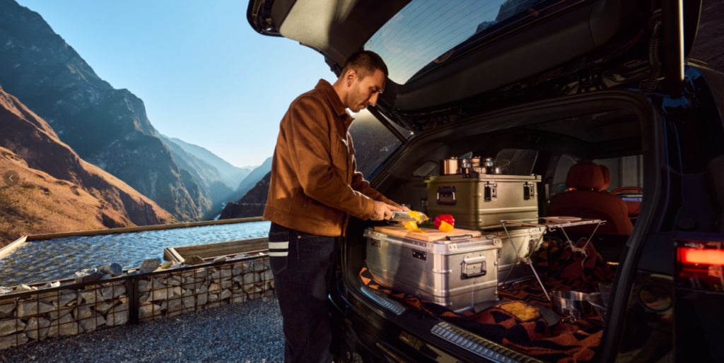 XPENG G9 Kofferraum, der mit einigen Kisten auch als Outdoorküche genutzt werden kann.