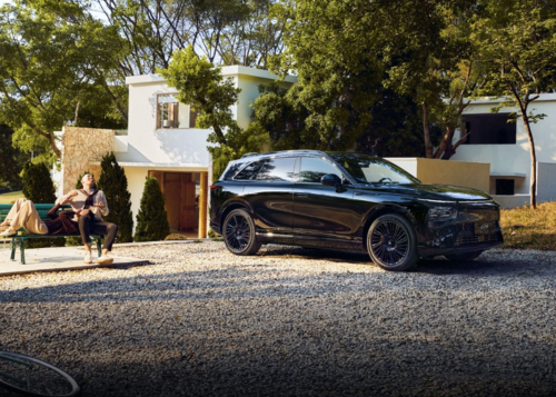 XPENG G9 in schwarz steht vor einem modernen Haus in der Einfahrt