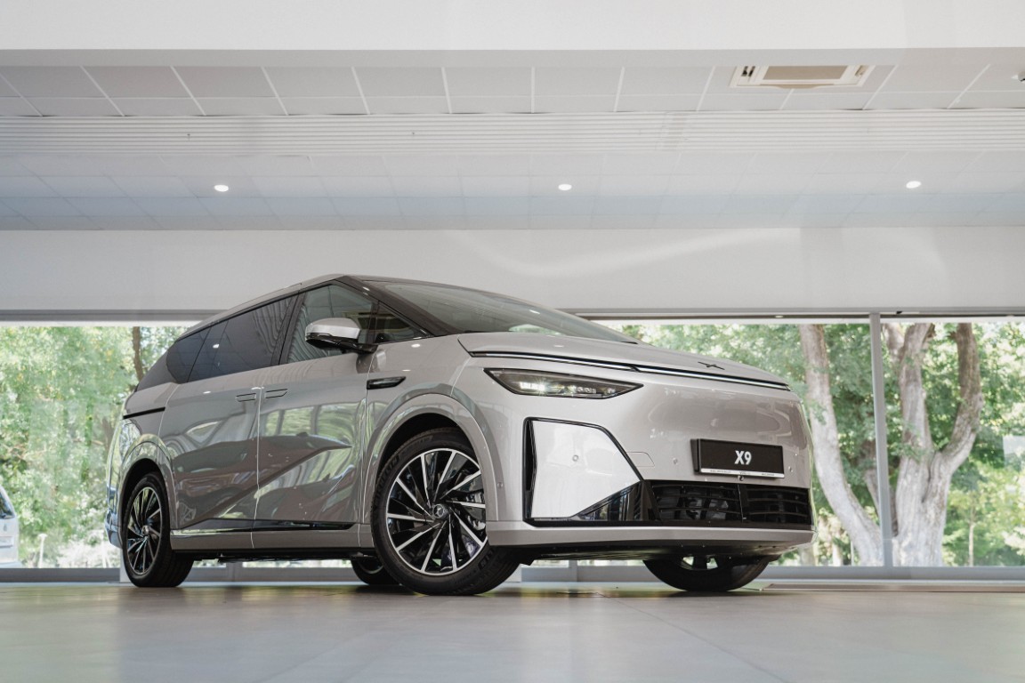XPENG X9 Front